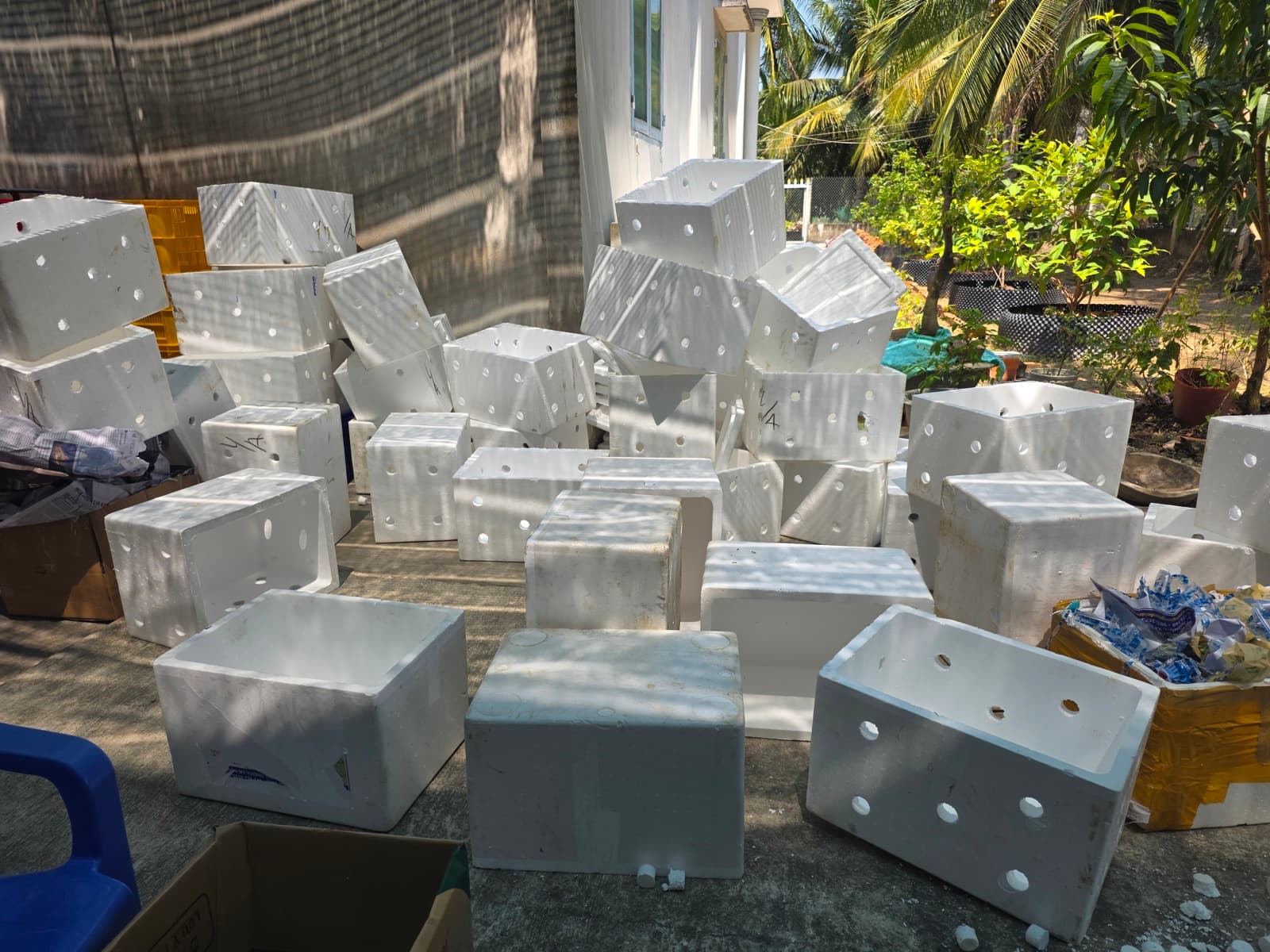 Thùng xốp đục lỗ chuẩn bị đóng gói