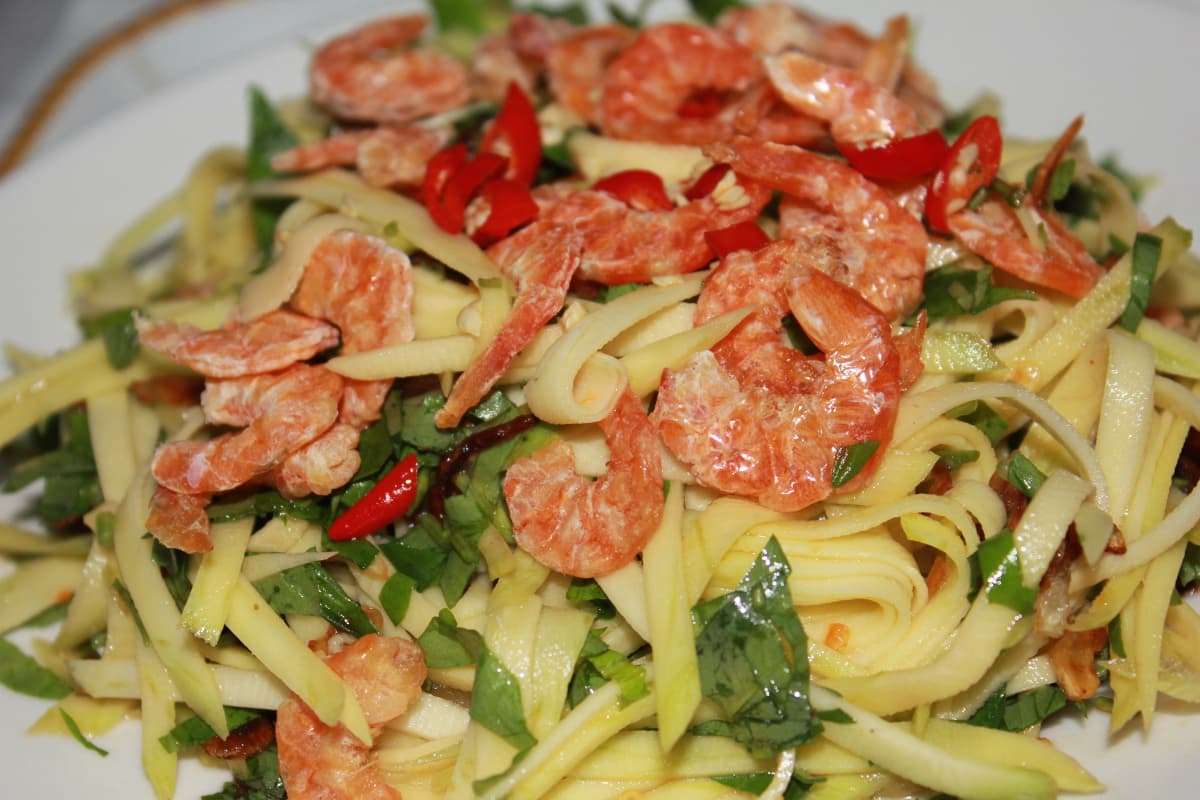 Gỏi xoài tôm khô đơn giản dễ làm — biến tấu từ xoài xanh và tôm khô rang