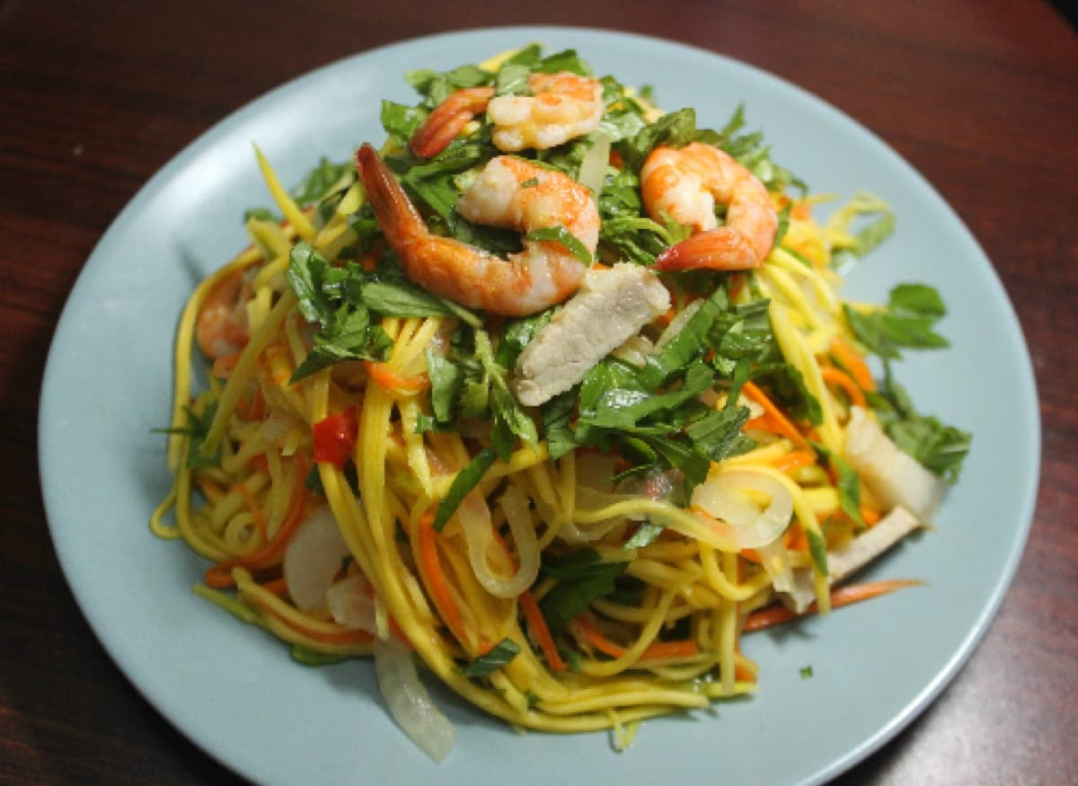 Gỏi xoài tôm thịt — món khai vị Việt Nam với xoài xanh bào sợi, tôm luộc và rau thơm