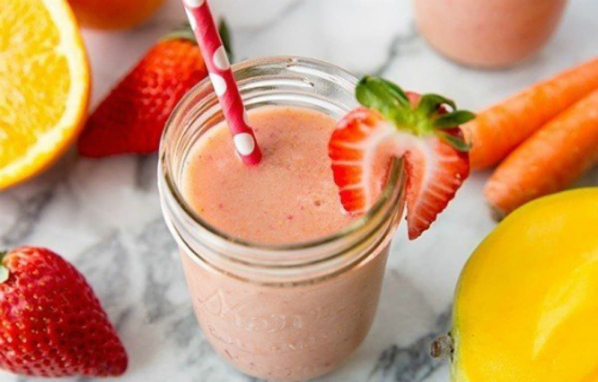 Sinh tố xoài dâu tây mát rượi — thức uống giải nhiệt mùa hè