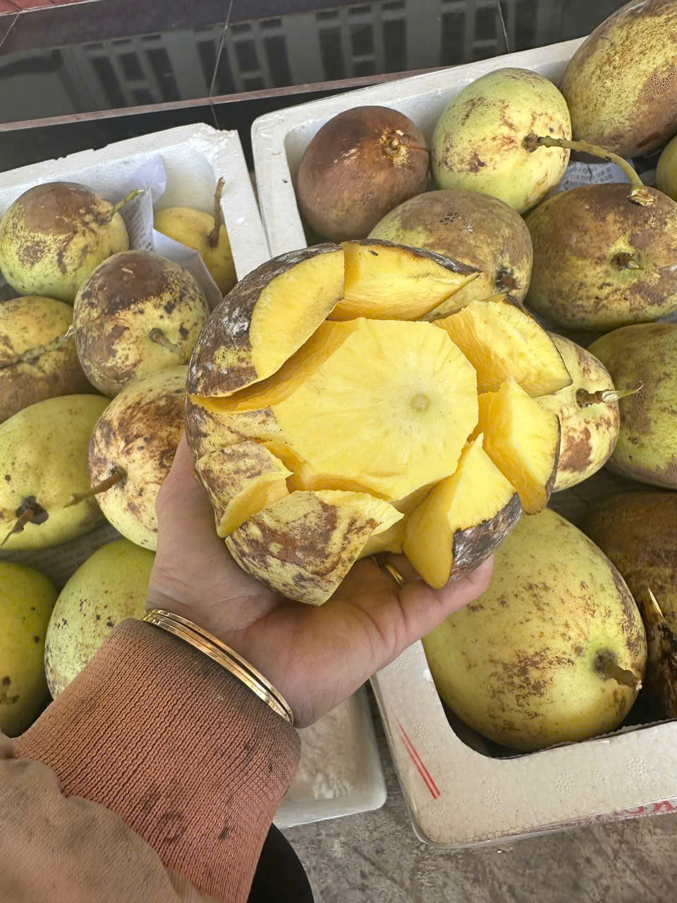 Xoài tứ quý bổ thịt vàng cam — nguyên liệu làm kem tại nhà